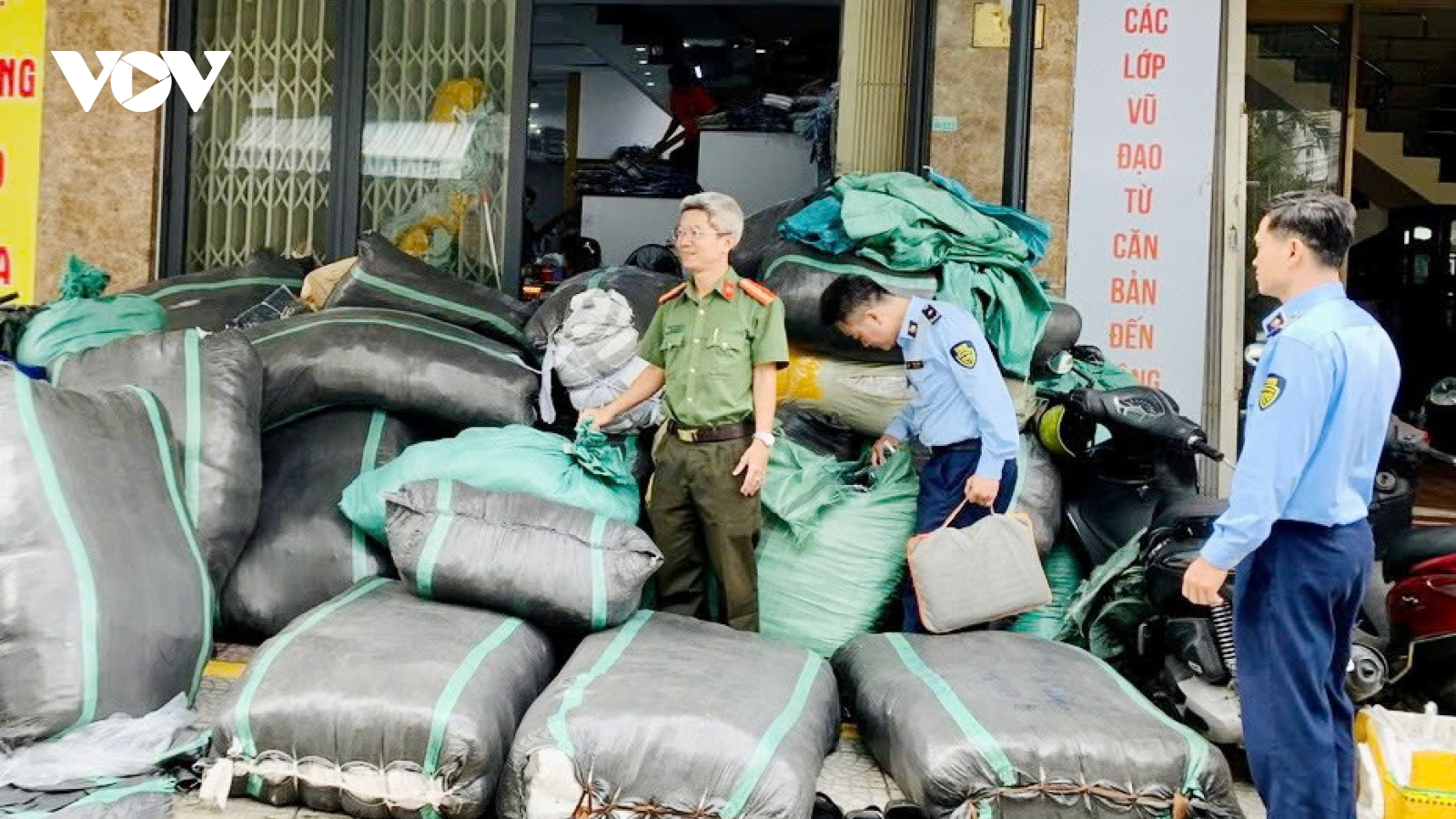 Phát hiện cơ sở nhập lậu áo quần trị giá hơn 160 triệu đồng ở Đà Nẵng